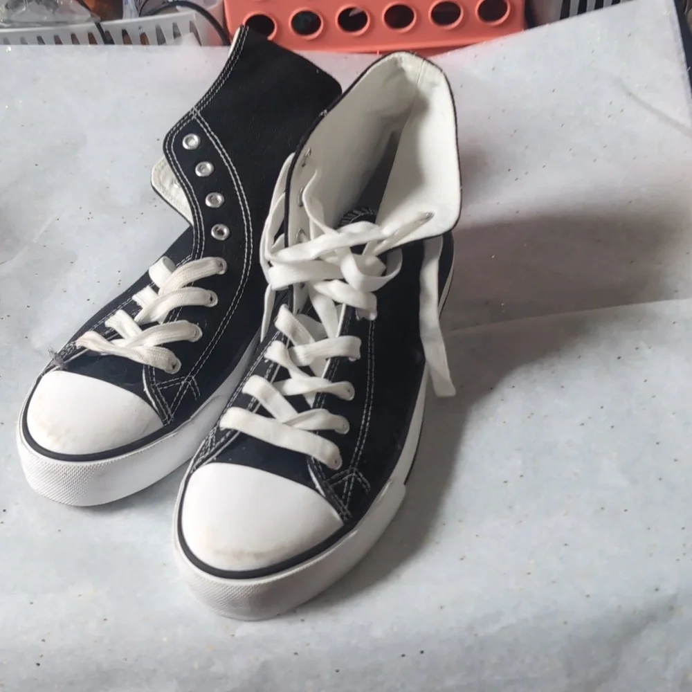 Black and White High-Top Sneakers Unisex Size 8.5 New